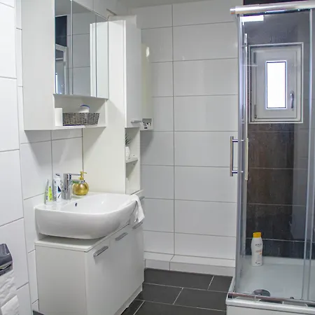F&f - 3 Zimmer Og Schickes - Zentral Mit Kostenfreien Privatparkplaetzen Und Wlan *